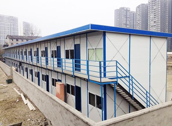 用彩鋼板搭建活動板房有什么優(yōu)勢？